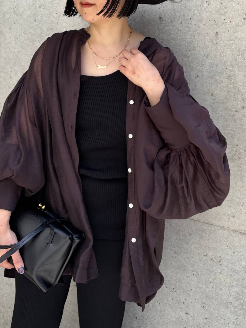 ブラック系のタンクトップ、ブラウン系のシャツ/ブラウス、ブラック系のその他パンツを着用したレディースの春コーディネートの7枚目の写真