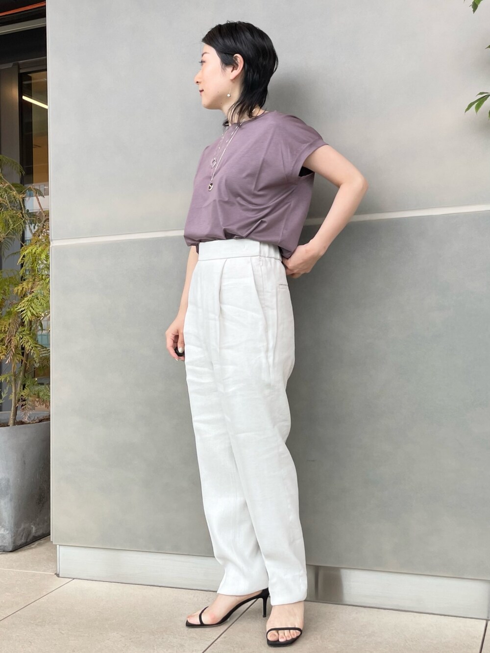 「シンプル、低身長コーデ、150cmコーデ、パンツスタイル、春夏コーデ、春コーデ、夏コーデ、リネンパンツ、ウォッシャブル、Tシャツ、フレンチスリーブ、Chaos、セレクトショップ、NEWoMan横浜、キレイめカジュアル」｜「Chaosのスープレリネンタックパンツ（スラックス、ベージュ系）」を使った、chaos_kawaさん（レディース・150cm）の春コーディネートの3枚目の写真