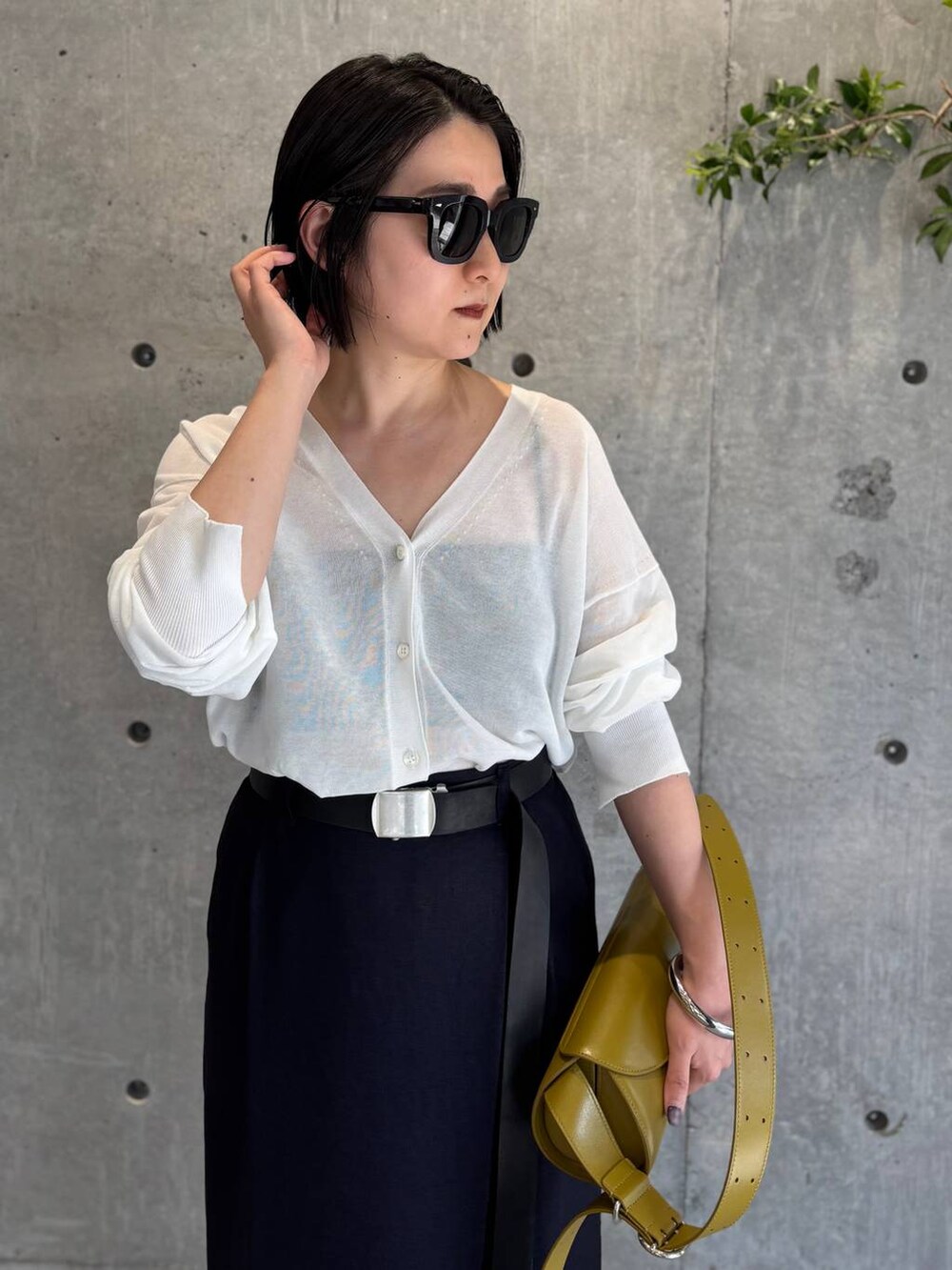 ホワイト系のカーディガン/ボレロ、ブルー系のスカート、ブラック系のベルトを着用したレディースの春コーディネートの5枚目の写真