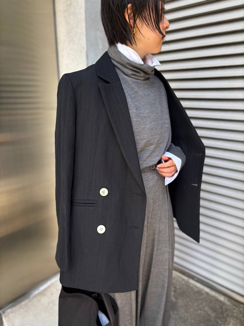 ブラック系のテーラードジャケット、ホワイト系のシャツ/ブラウス、グレー系のその他パンツを着用したレディースの秋コーディネートの9枚目の写真