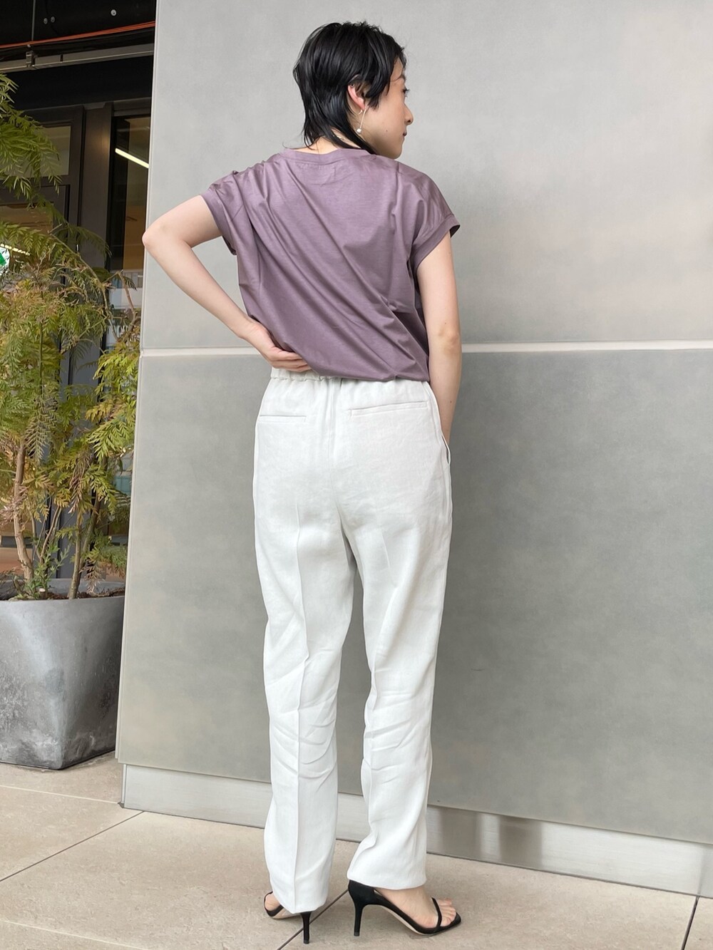 「シンプル、低身長コーデ、150cmコーデ、パンツスタイル、春夏コーデ、春コーデ、夏コーデ、リネンパンツ、ウォッシャブル、Tシャツ、フレンチスリーブ、Chaos、セレクトショップ、NEWoMan横浜、キレイめカジュアル」｜「Chaosのスープレリネンタックパンツ（スラックス、ベージュ系）」を使った、chaos_kawaさん（レディース・150cm）の春コーディネートの4枚目の写真