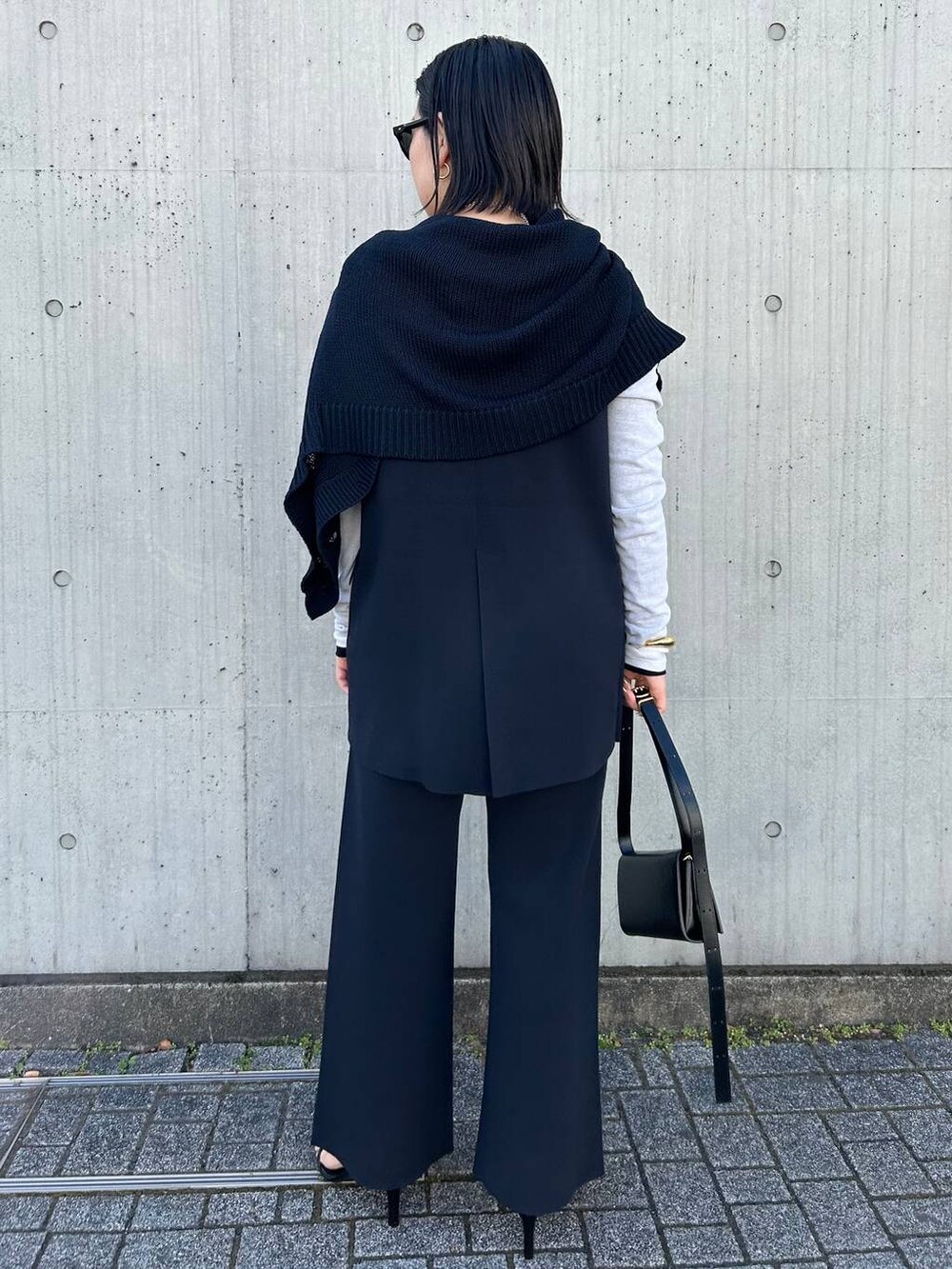 ホワイト系のTシャツ/カットソー、ブラック系のTシャツ/カットソー、ブルー系のカーディガン/ボレロを着用したレディースの冬コーディネートの3枚目の写真