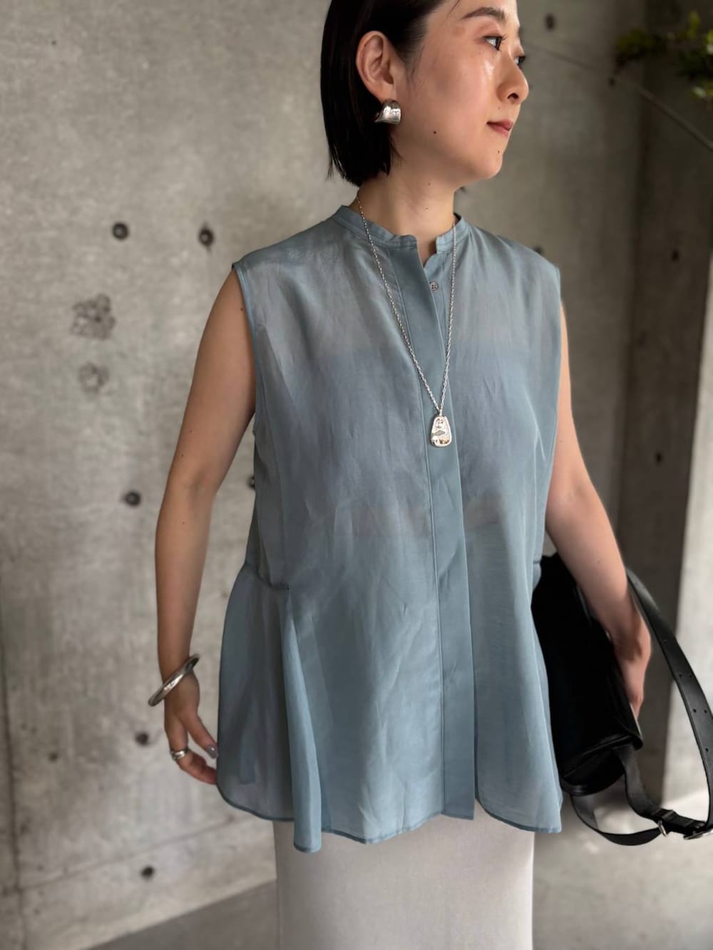 グレー系のチューブトップ、ブルー系のシャツ/ブラウス、グレー系のスカートを着用したレディースの夏コーディネートの5枚目の写真