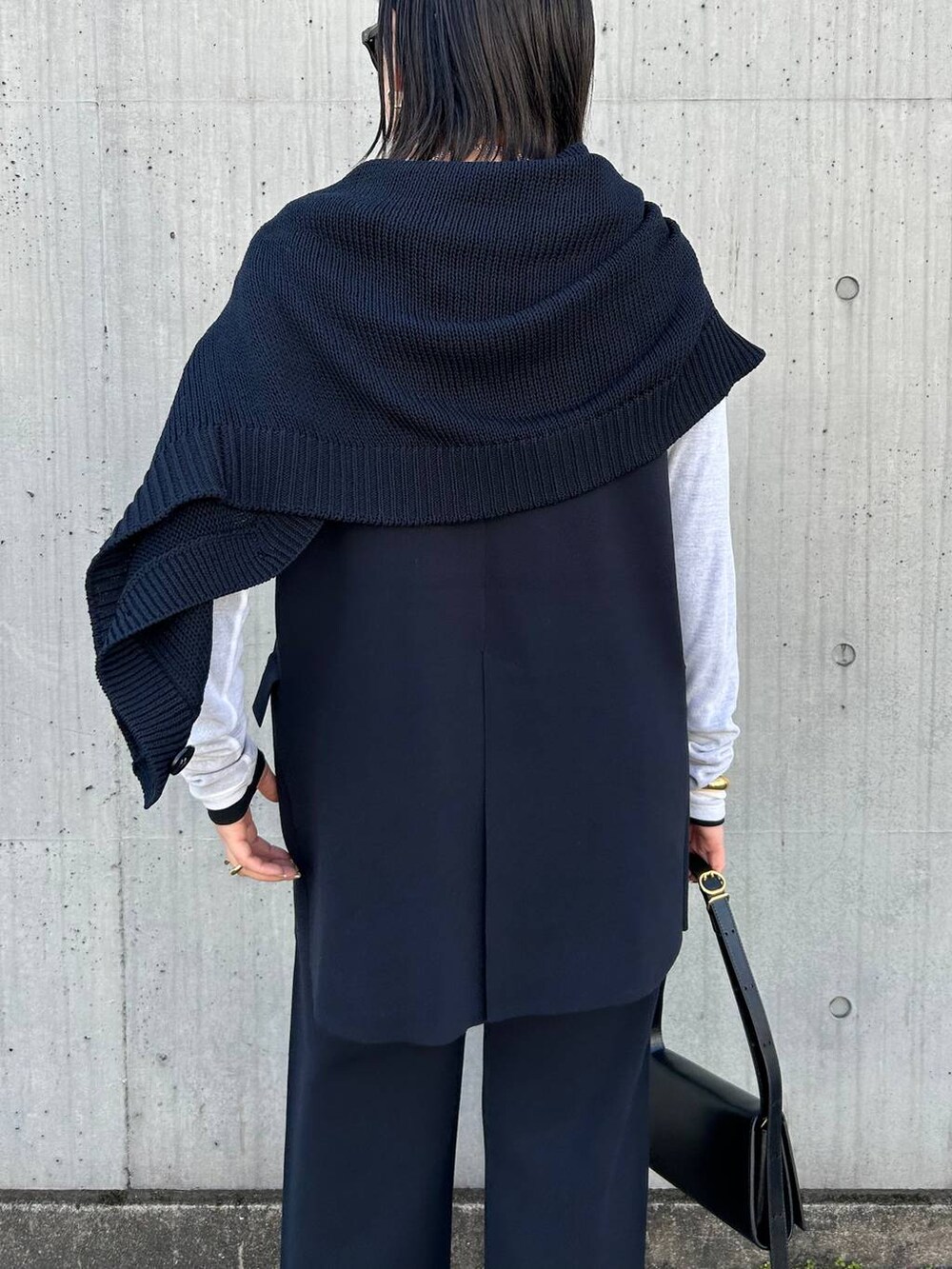 ホワイト系のTシャツ/カットソー、ブラック系のTシャツ/カットソー、ブルー系のカーディガン/ボレロを着用したレディースの冬コーディネートの5枚目の写真