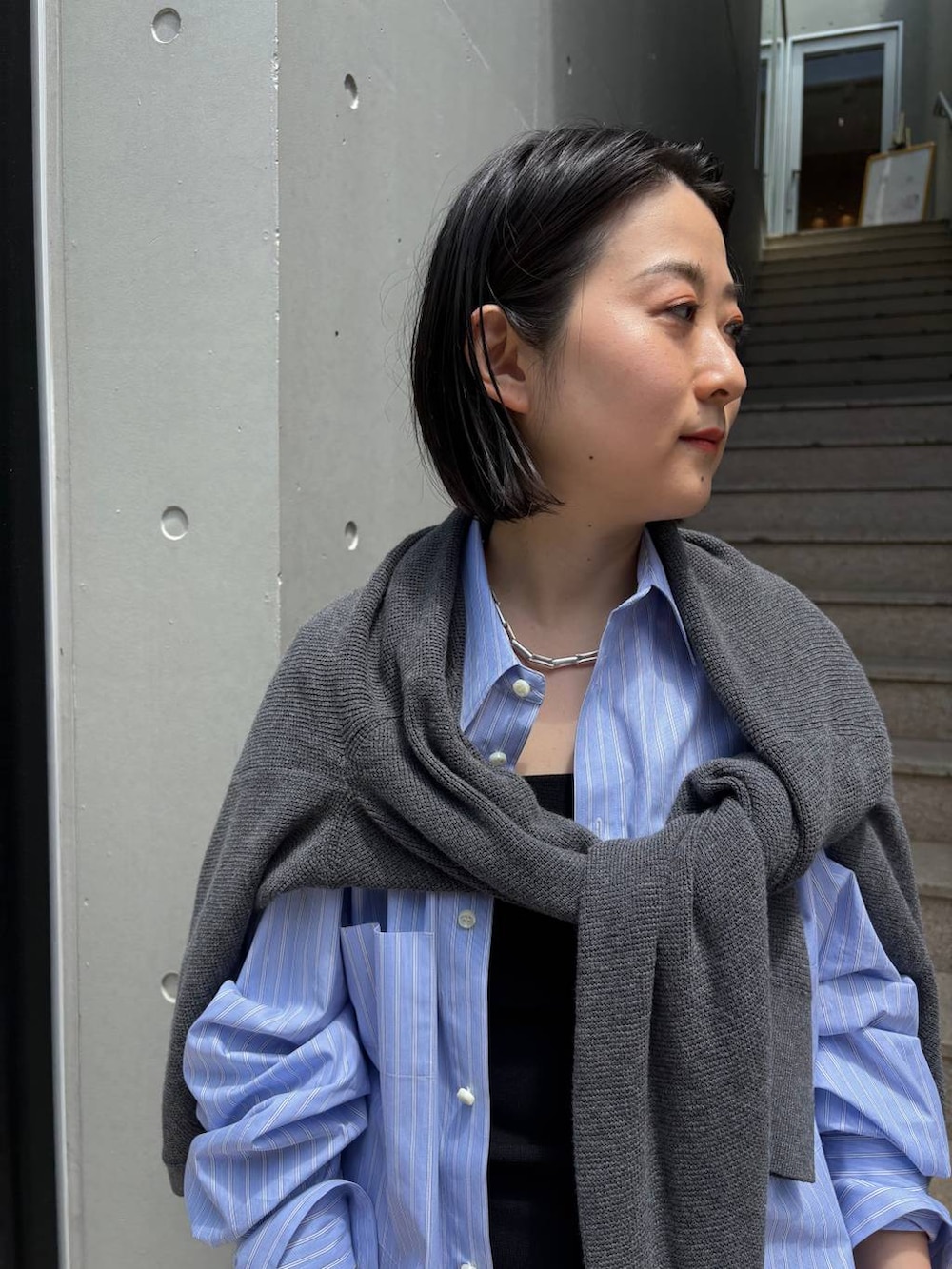 ブルー系のシャツ/ブラウス、ブラック系のタンクトップ、ブラック系のその他パンツを着用したレディースの夏コーディネートの6枚目の写真