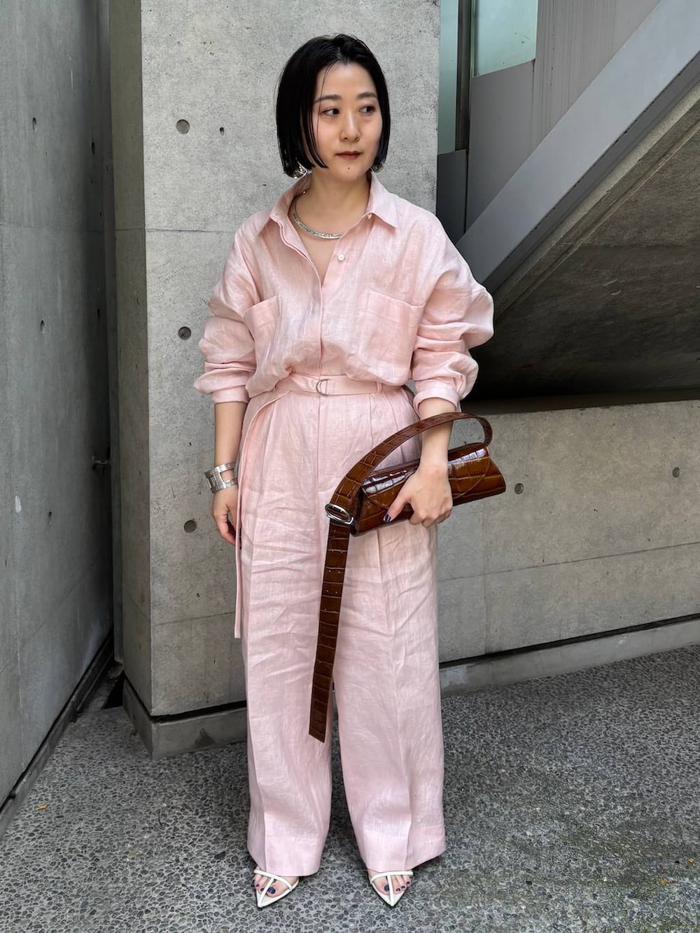 ホワイト系のその他トップス、ピンク系のシャツ/ブラウス、ピンク系のその他パンツを着用したレディースの春コーディネートの4枚目の写真