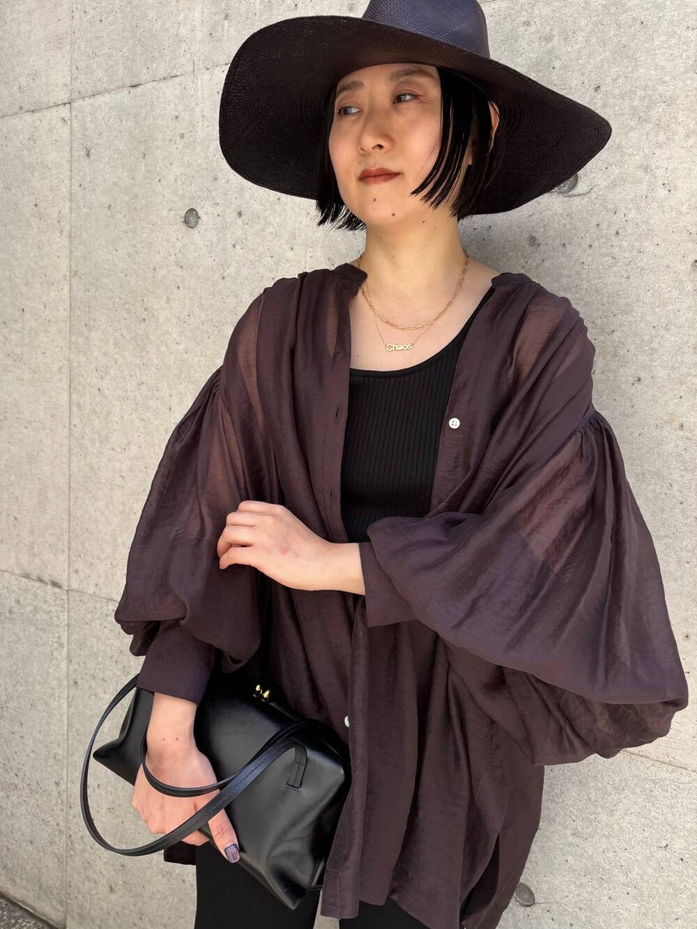 ブラック系のタンクトップ、ブラウン系のシャツ/ブラウス、ブラック系のその他パンツを着用したレディースの春コーディネートの6枚目の写真