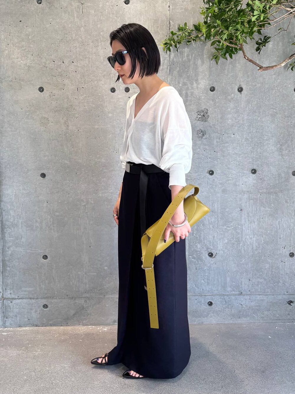 ホワイト系のカーディガン/ボレロ、ブルー系のスカート、ブラック系のベルトを着用したレディースの春コーディネートの3枚目の写真