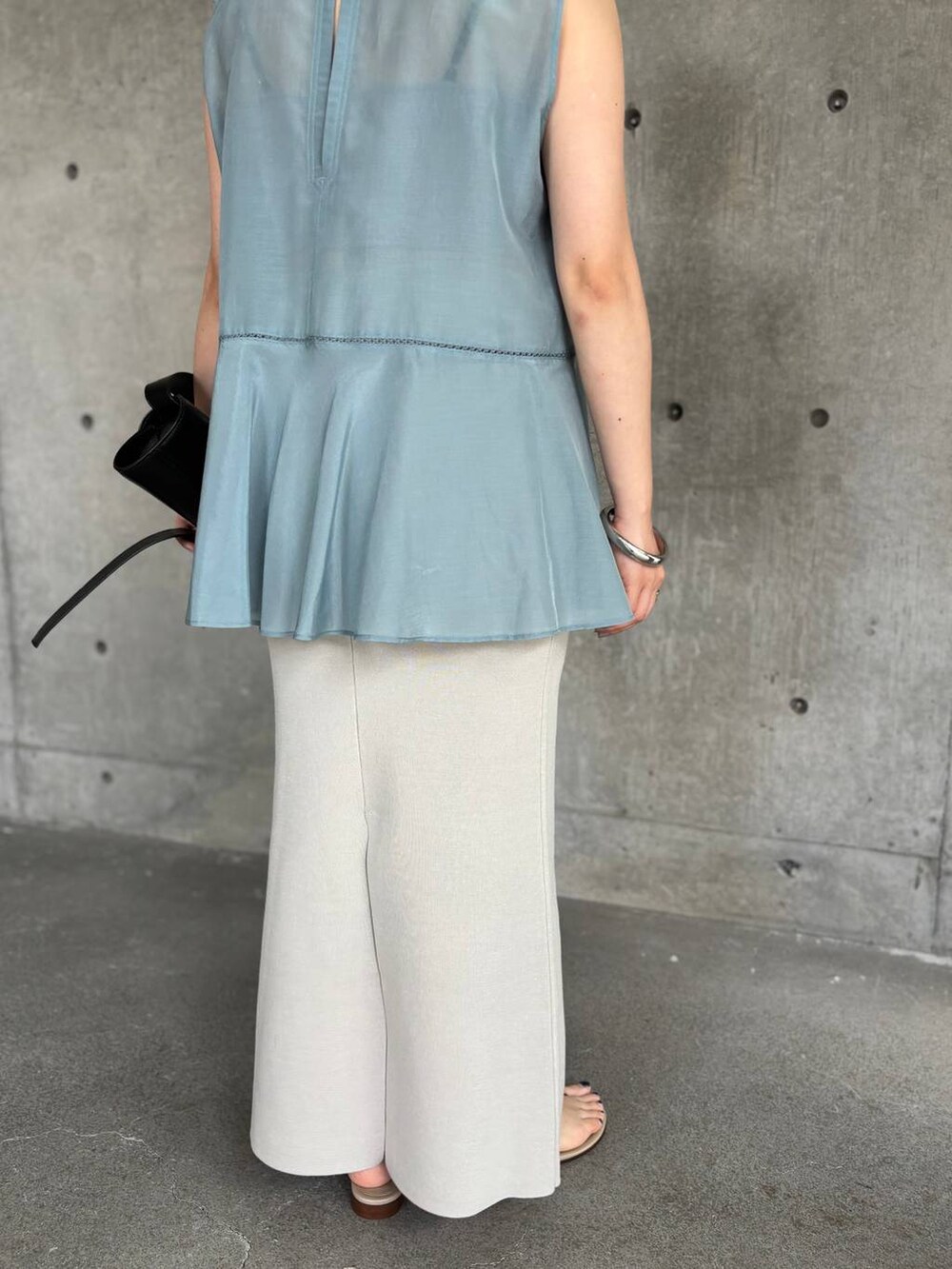 グレー系のチューブトップ、ブルー系のシャツ/ブラウス、グレー系のスカートを着用したレディースの夏コーディネートの9枚目の写真