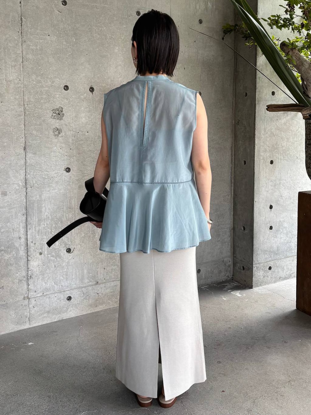 グレー系のチューブトップ、ブルー系のシャツ/ブラウス、グレー系のスカートを着用したレディースの夏コーディネートの4枚目の写真