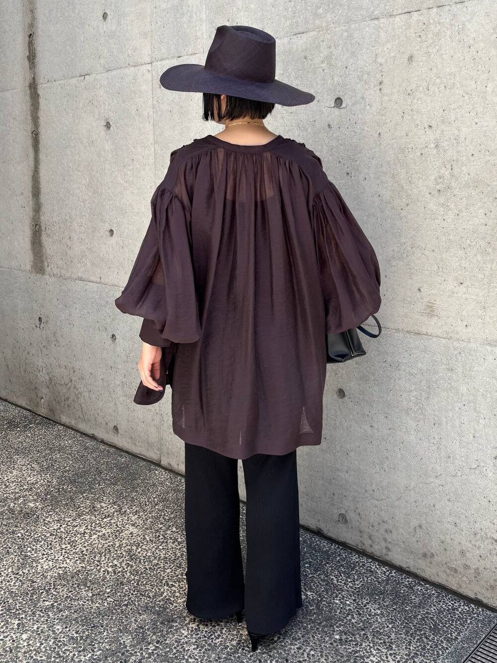 ブラック系のタンクトップ、ブラウン系のシャツ/ブラウス、ブラック系のその他パンツを着用したレディースの春コーディネートの5枚目の写真