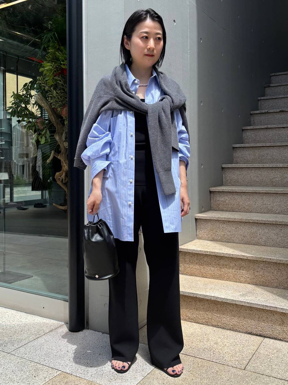 ブルー系のシャツ/ブラウス、ブラック系のタンクトップ、ブラック系のその他パンツを着用したレディースの夏コーディネートの2枚目の写真