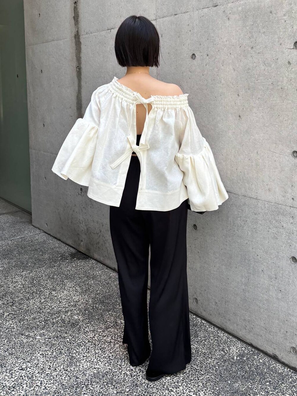 ブラック系のその他パンツ、ホワイト系のシャツ/ブラウスを着用したレディースの春コーディネートの4枚目の写真