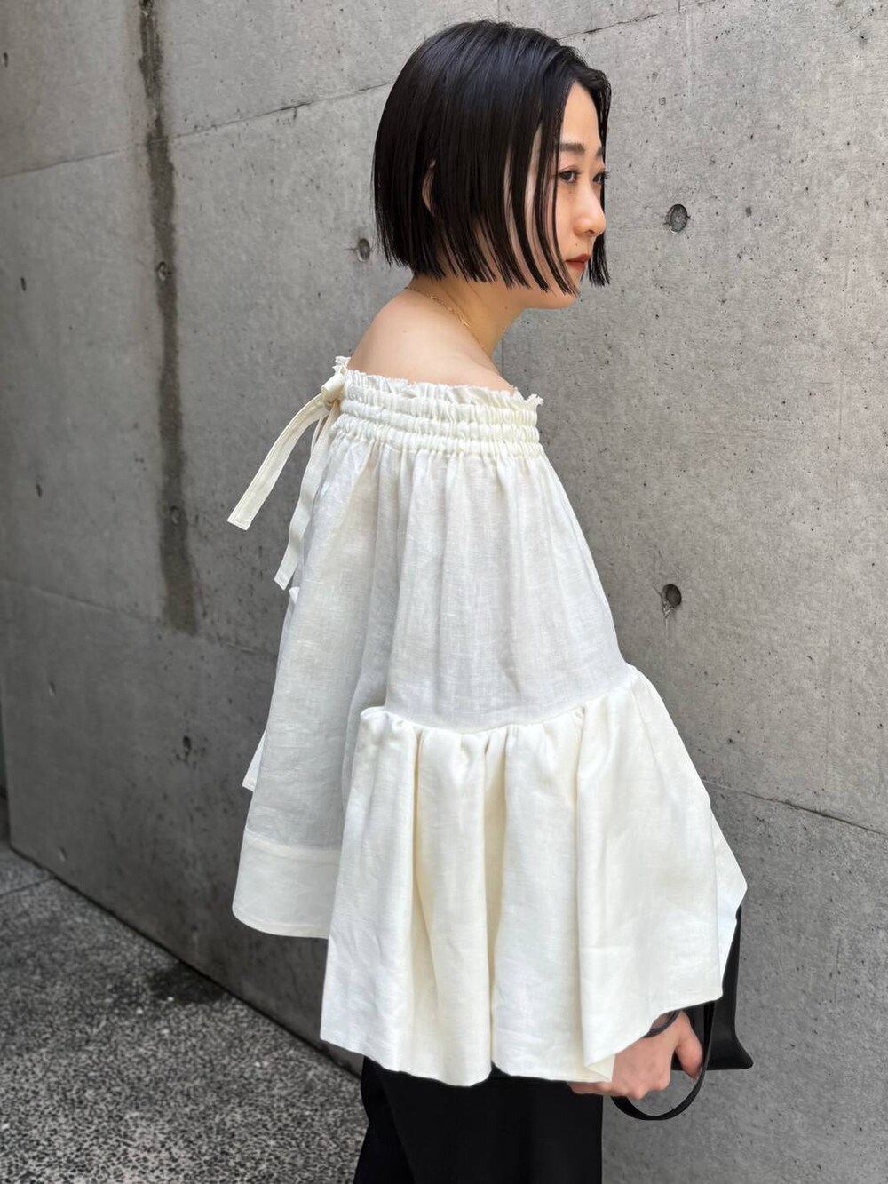 ブラック系のその他パンツ、ホワイト系のシャツ/ブラウスを着用したレディースの春コーディネートの5枚目の写真