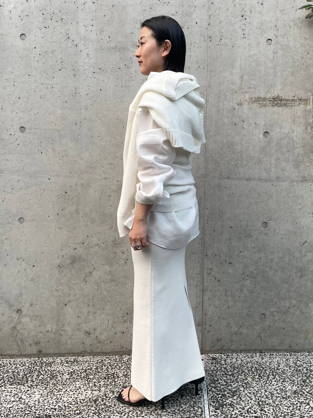 ホワイト系のタンクトップ、ホワイト系のシャツ/ブラウス、ホワイト系のカーディガン/ボレロを着用したレディースの冬コーディネートの5枚目の写真