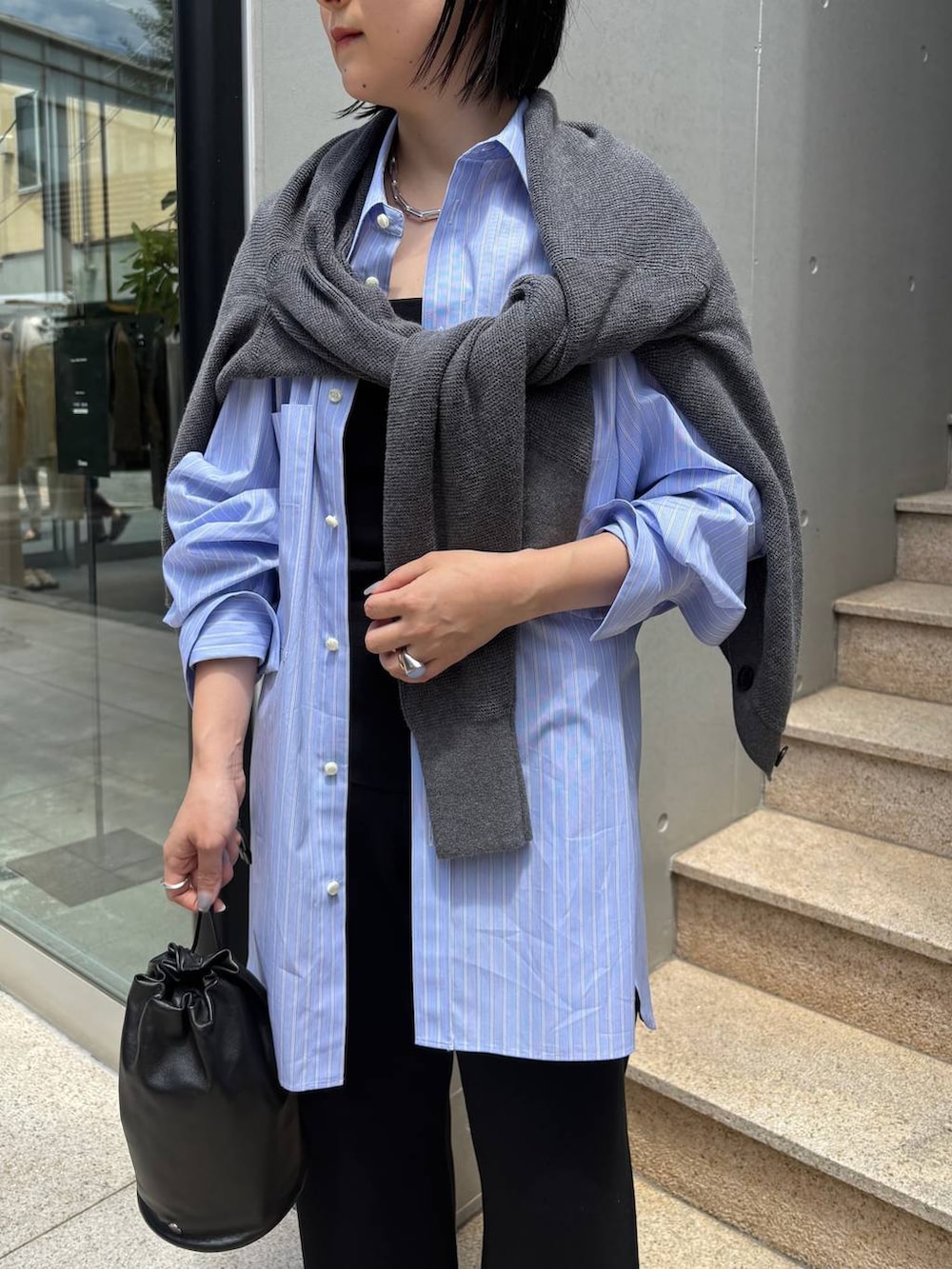 ブルー系のシャツ/ブラウス、ブラック系のタンクトップ、ブラック系のその他パンツを着用したレディースの夏コーディネートの7枚目の写真