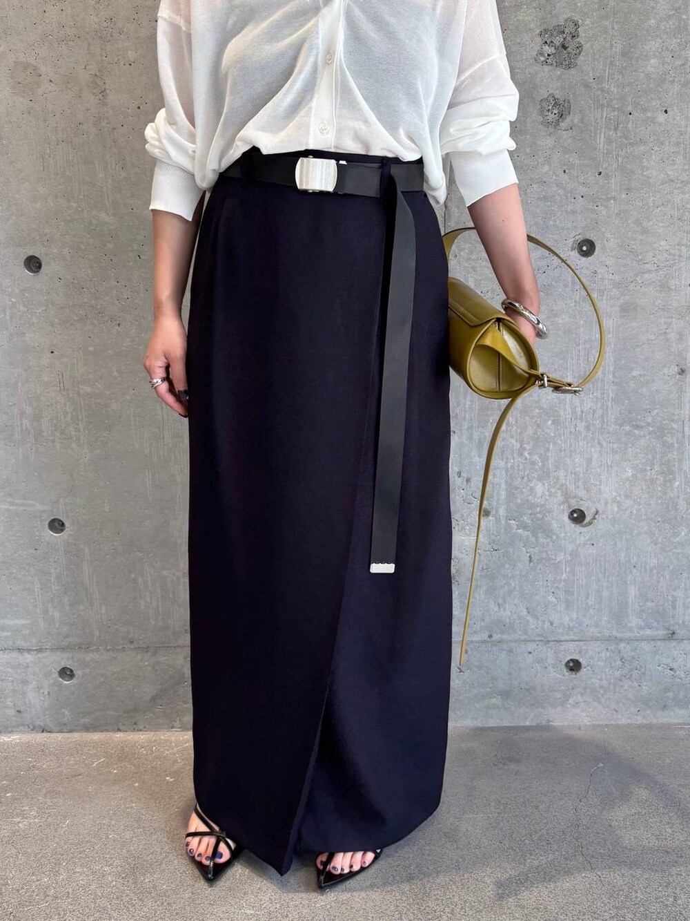 ホワイト系のカーディガン/ボレロ、ブルー系のスカート、ブラック系のベルトを着用したレディースの春コーディネートの8枚目の写真