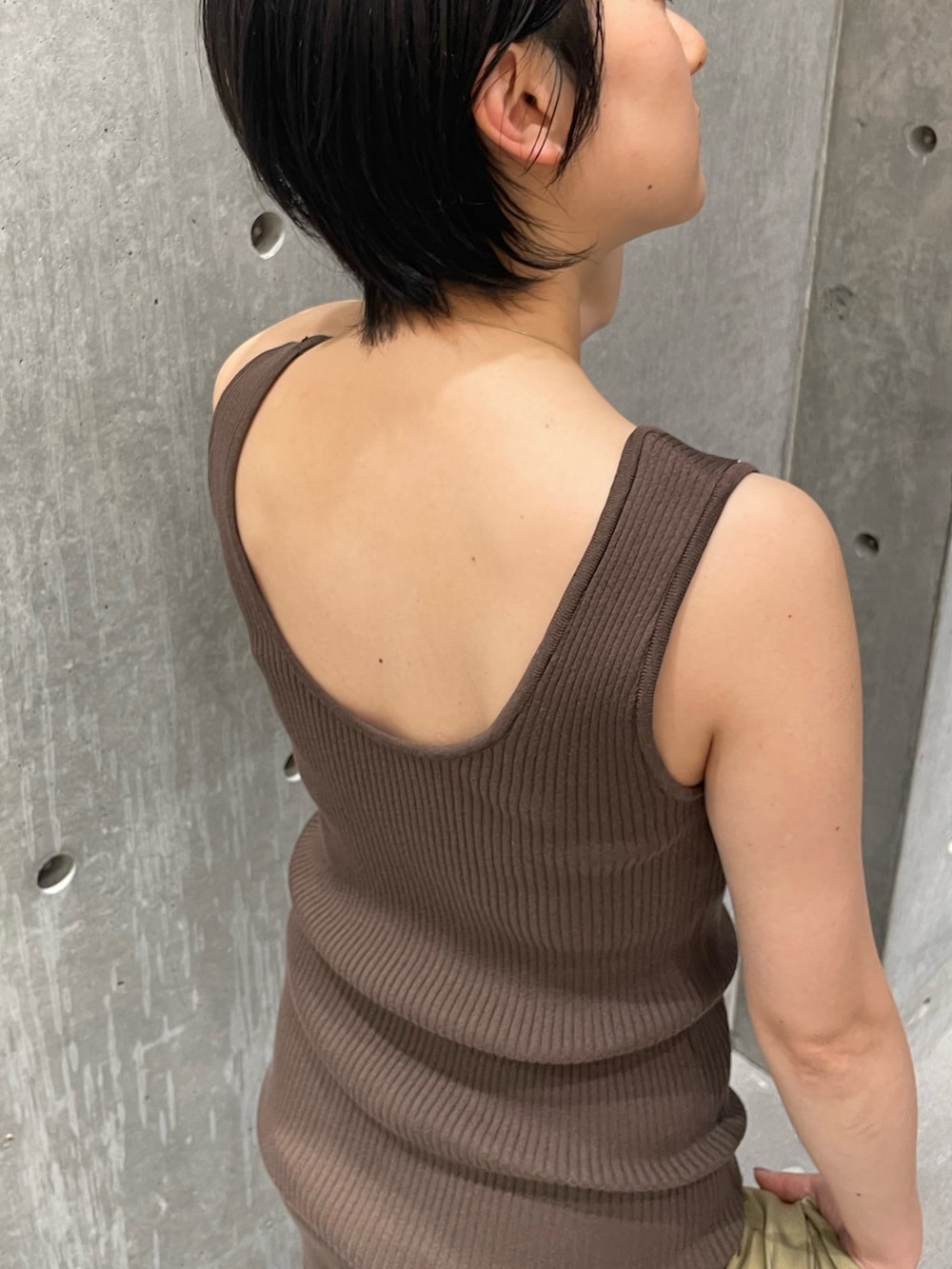 「ワンピース、シャツワンピ、シャツワンピース、サテンワンピース、カーディガン、低身長コーデ、ワントーンコーデ、セットアップ、リラックススタイル、150cmコーデ、150cm、低身長、休日スタイル」｜「WACCOWACCOのChaos(カオス)/【WACCOWACCO×Chaos】ゴールドリングネックレス（ネックレス、ゴールド系）」を使った、chaos_kawaさん（レディース・150cm）の春コーディネートの9枚目の写真