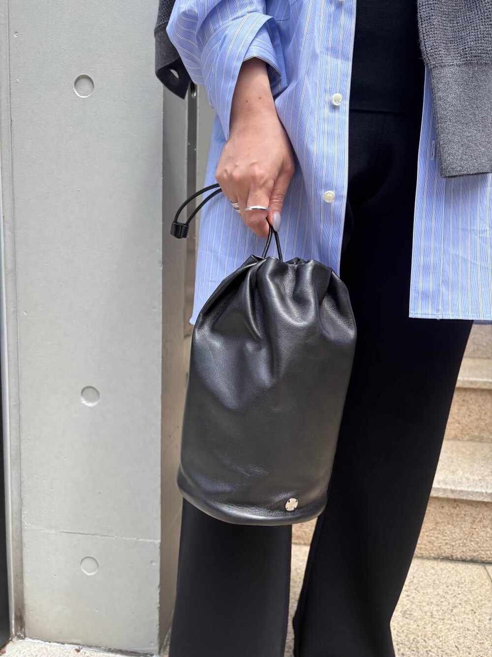 ブルー系のシャツ/ブラウス、ブラック系のタンクトップ、ブラック系のその他パンツを着用したレディースの夏コーディネートの9枚目の写真