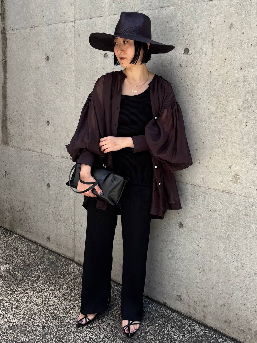 ブラック系のタンクトップ、ブラウン系のシャツ/ブラウス、ブラック系のその他パンツを着用したレディースの春コーディネートの3枚目の写真