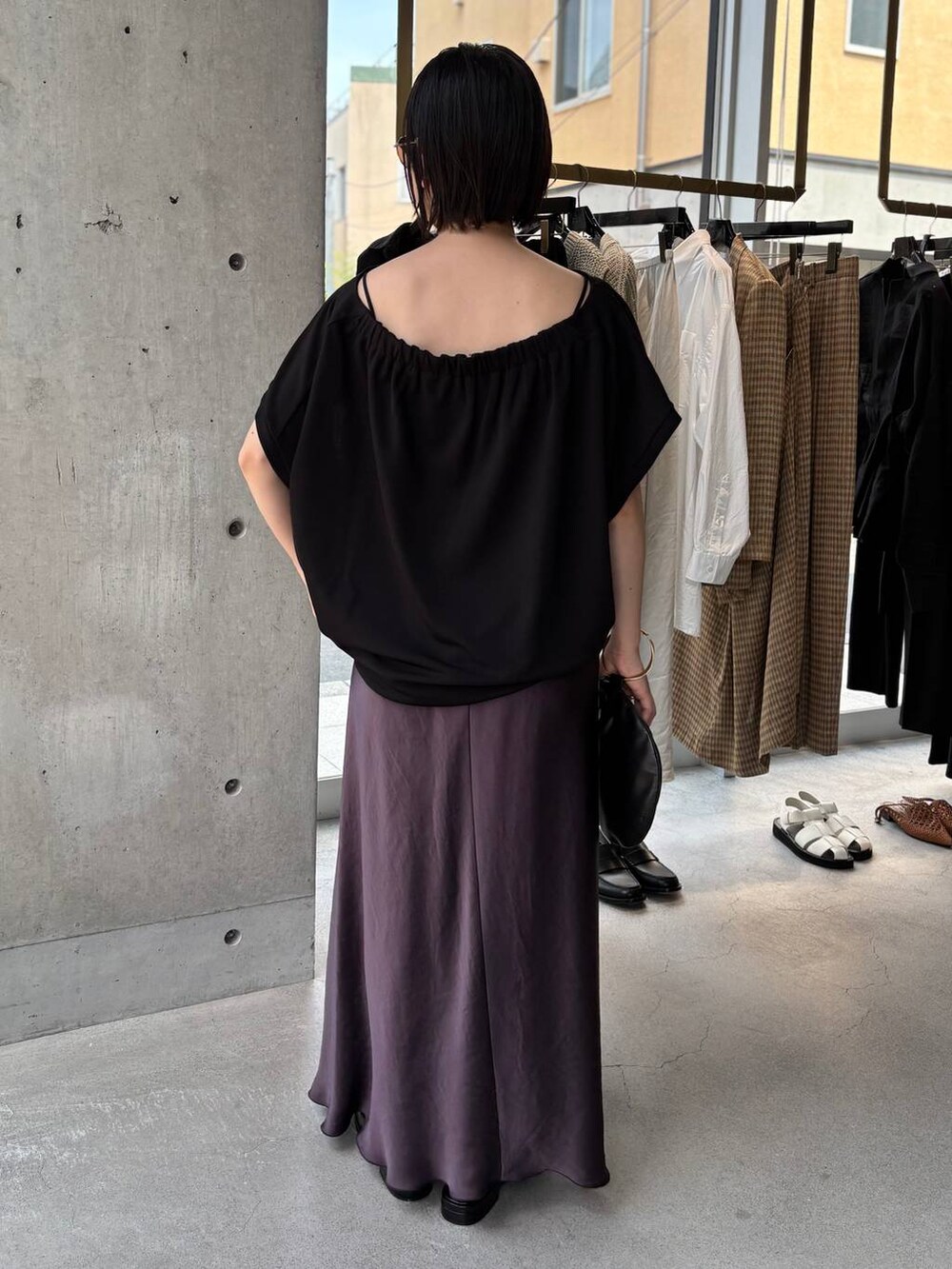 ブラック系のシャツ/ブラウスを着用したレディースの夏コーディネートの3枚目の写真