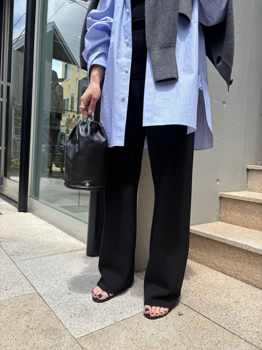 ブルー系のシャツ/ブラウス、ブラック系のタンクトップ、ブラック系のその他パンツを着用したレディースの夏コーディネートの8枚目の写真