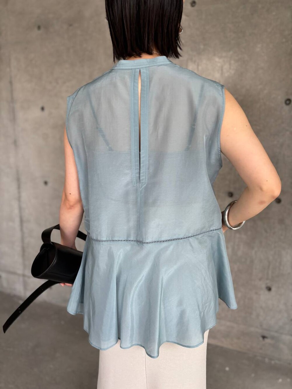 グレー系のチューブトップ、ブルー系のシャツ/ブラウス、グレー系のスカートを着用したレディースの夏コーディネートの6枚目の写真