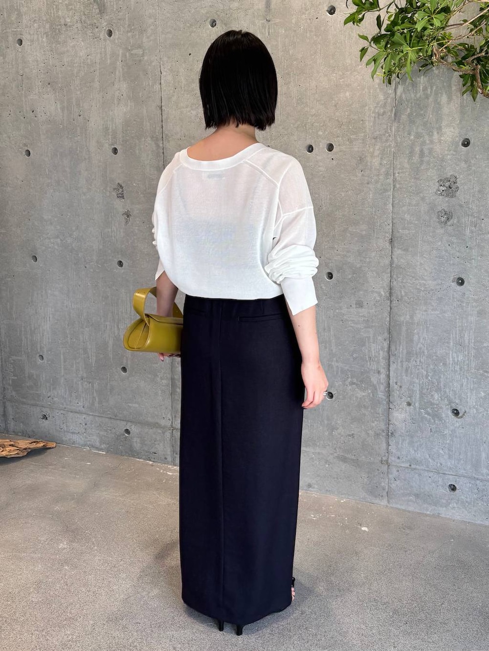 ホワイト系のカーディガン/ボレロ、ブルー系のスカート、ブラック系のベルトを着用したレディースの春コーディネートの4枚目の写真