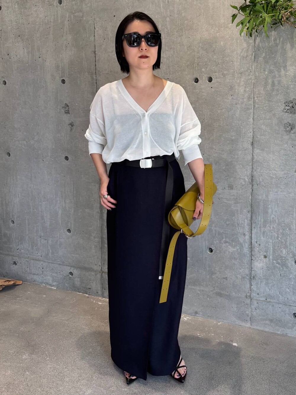 ホワイト系のカーディガン/ボレロ、ブルー系のスカート、ブラック系のベルトを着用したレディースの春コーディネートの2枚目の写真