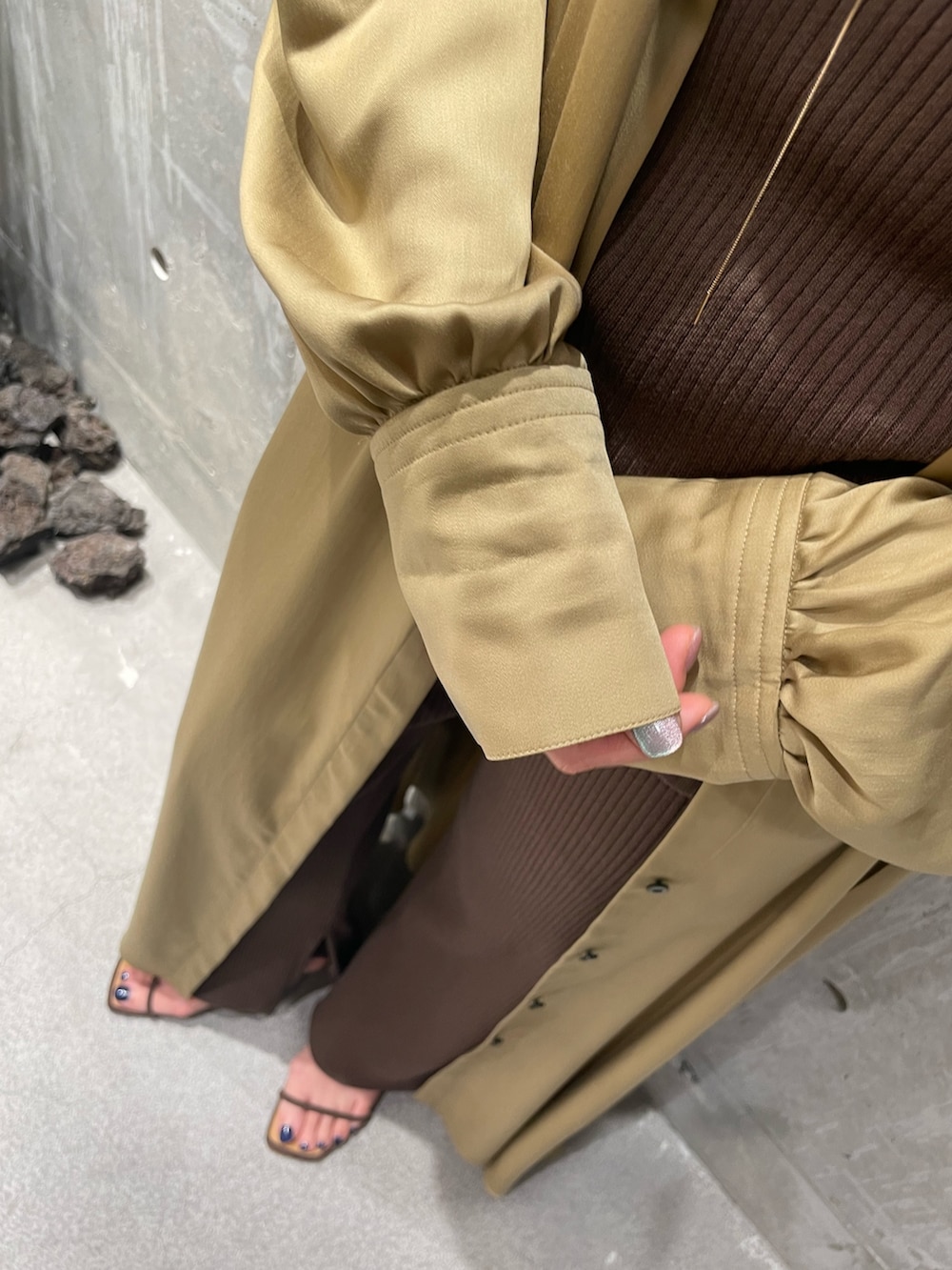 「ワンピース、シャツワンピ、シャツワンピース、サテンワンピース、カーディガン、低身長コーデ、ワントーンコーデ、セットアップ、リラックススタイル、150cmコーデ、150cm、低身長、休日スタイル」｜「WACCOWACCOのChaos(カオス)/【WACCOWACCO×Chaos】ゴールドリングネックレス（ネックレス、ゴールド系）」を使った、chaos_kawaさん（レディース・150cm）の春コーディネートの6枚目の写真