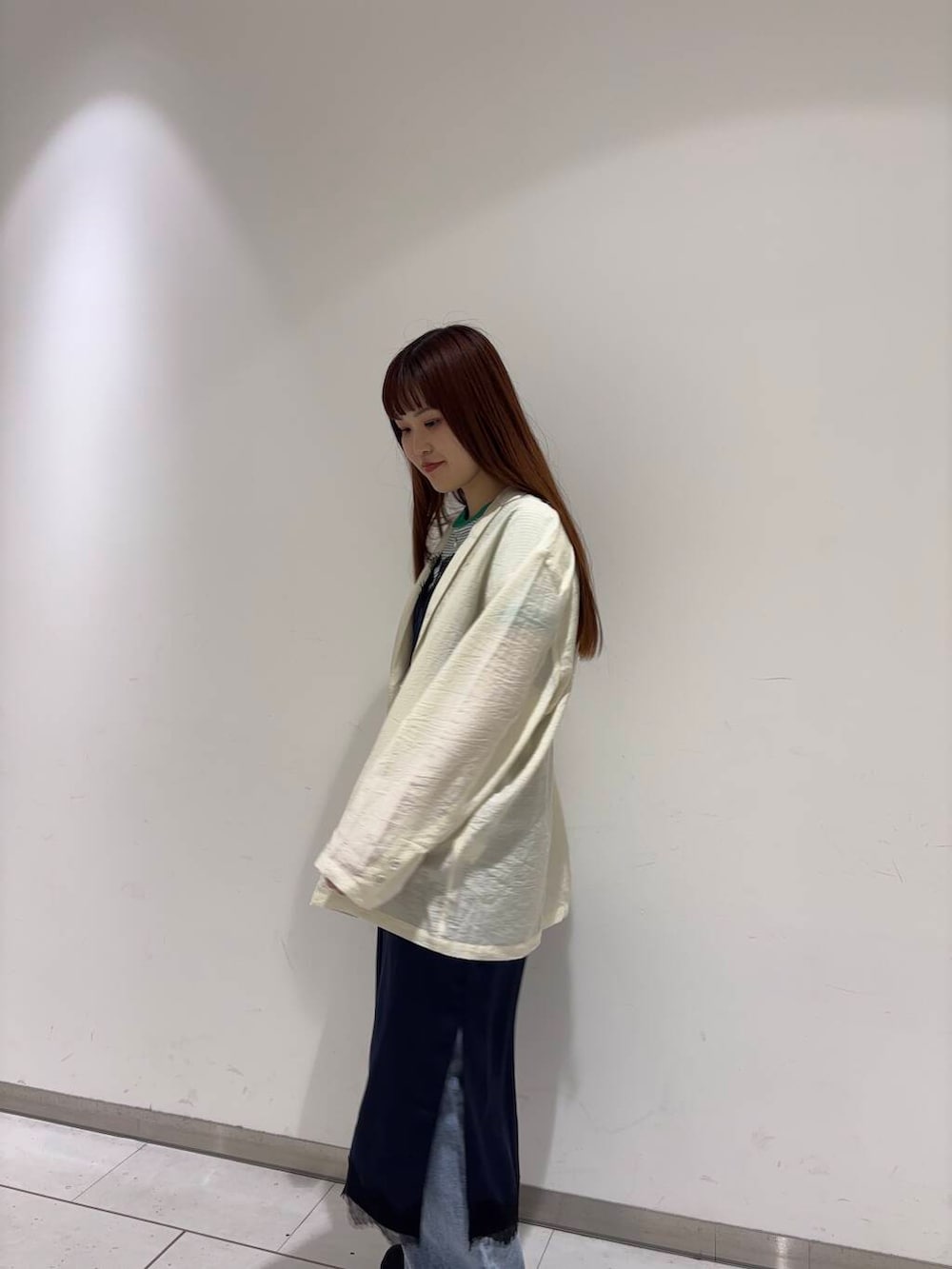 「デニム、Tシャツ、ボーダー、KBF、レイヤードスタイル、春コーデ、フレアデニム、お出かけコーデ、シンプルカジュアル、シアージャケット、25ss」｜「KBFの『34サイズ/低身長向けも展開』ストレッチフレアデニム（デニムパンツ、ブルー系）」を使った、natsukiさん（レディース・158cm）の春コーディネートの3枚目の写真