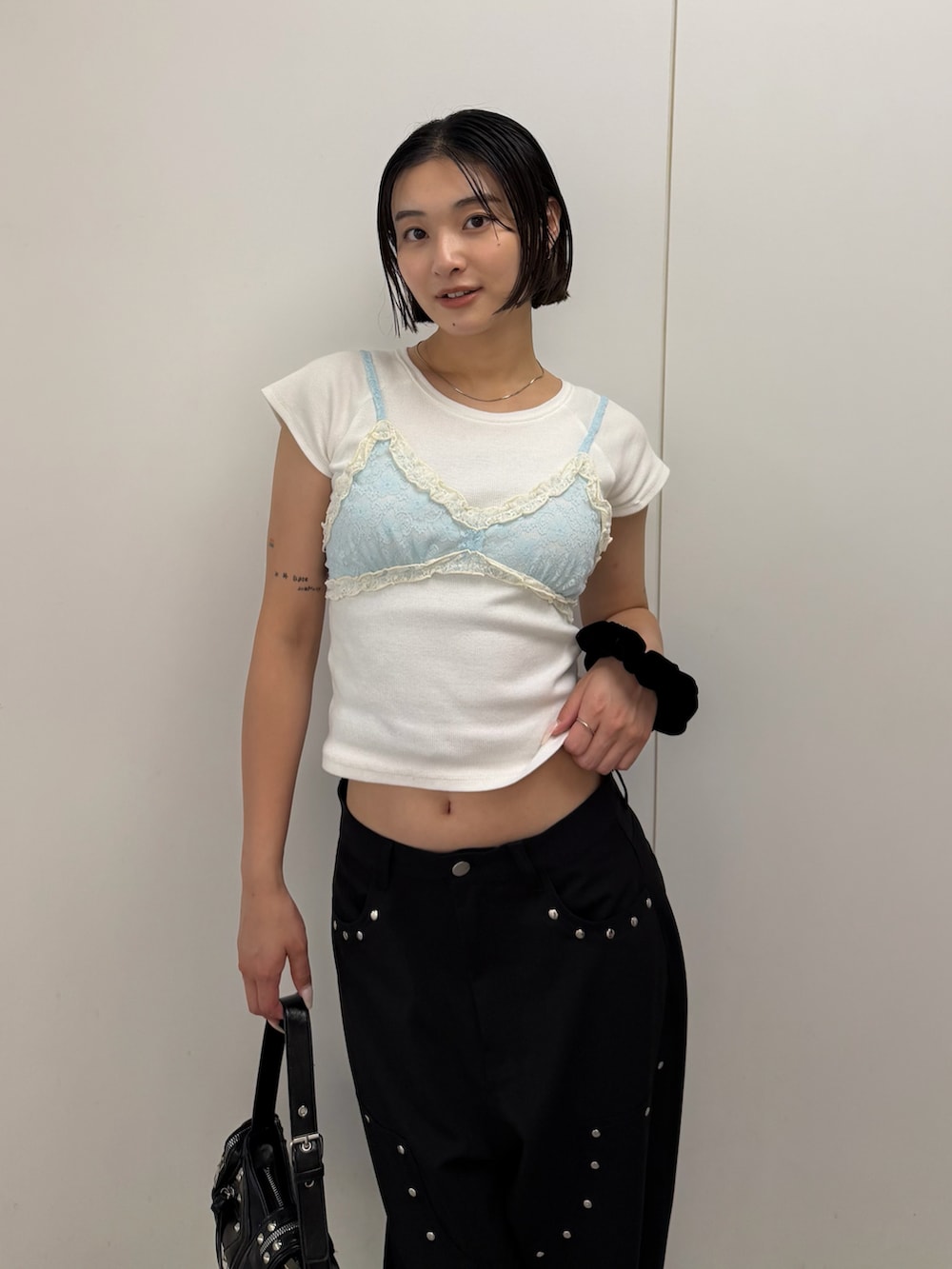 ホワイト系のTシャツ/カットソー、ブラック系のスラックス、ブルー系のシャツ/ブラウスを着用したレディースの夏コーディネートの2枚目の写真