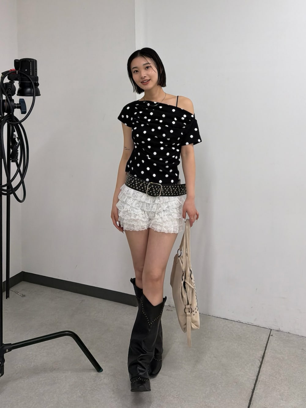 ブラック系のTシャツ/カットソー、ブラック系のブーツ、ホワイト系のその他パンツを着用したレディースの春コーディネートの2枚目の写真