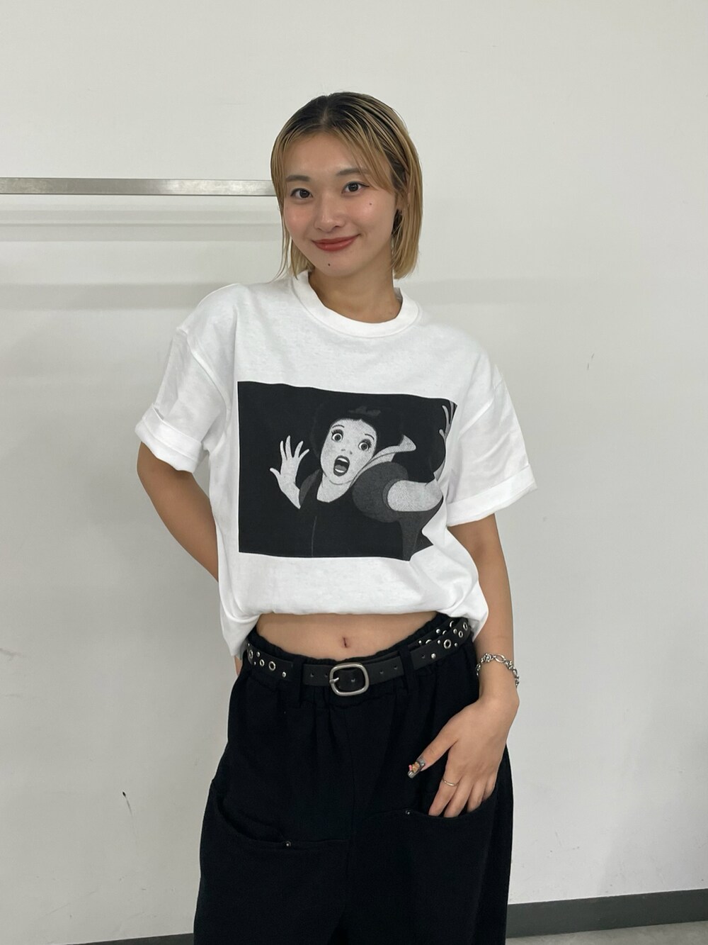 ホワイト系のTシャツ/カットソー、ブラック系のスウェットパンツを着用したレディースの夏コーディネートの2枚目の写真