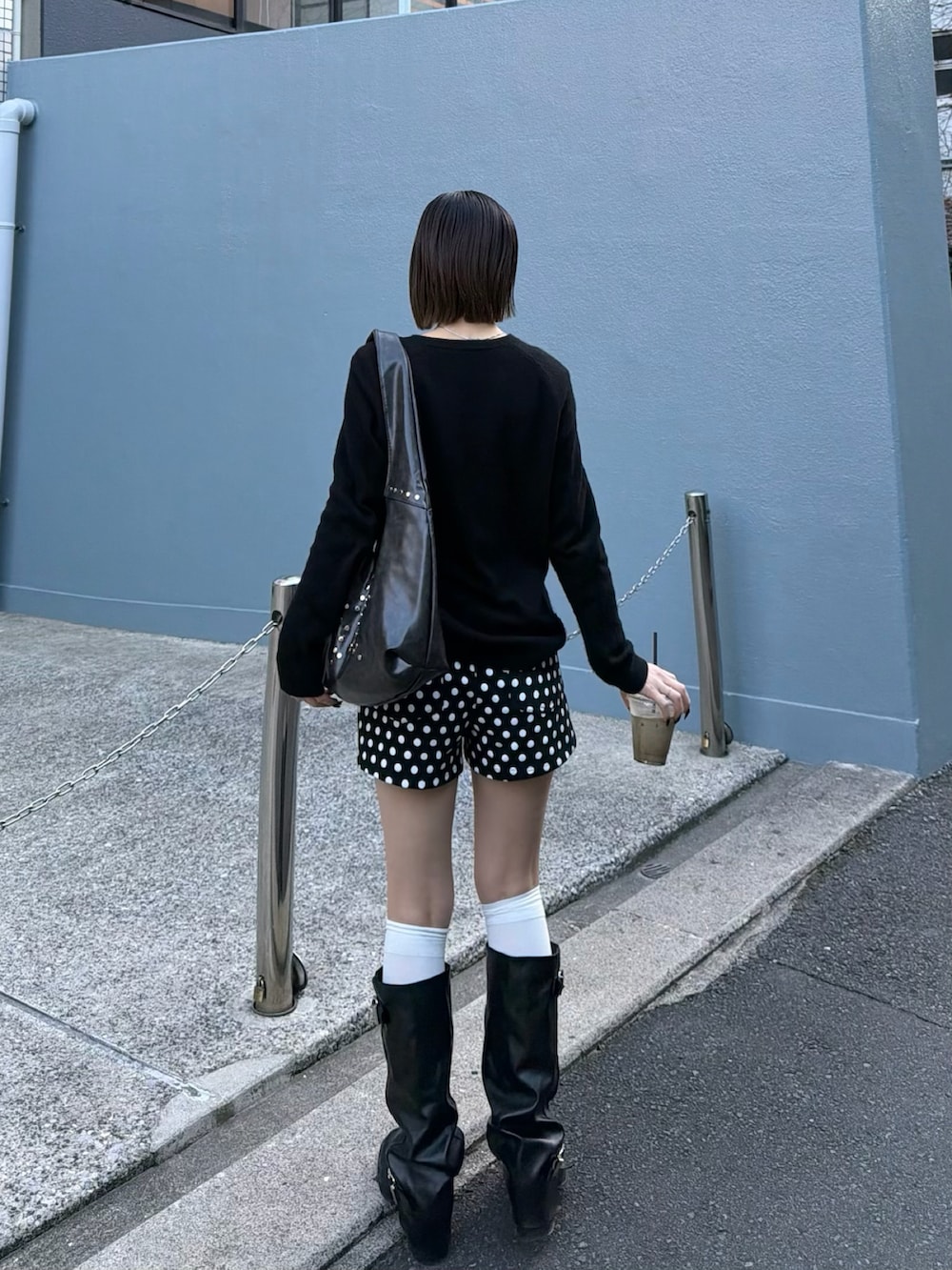 ブラック系のその他パンツを着用したレディースの春コーディネートの5枚目の写真