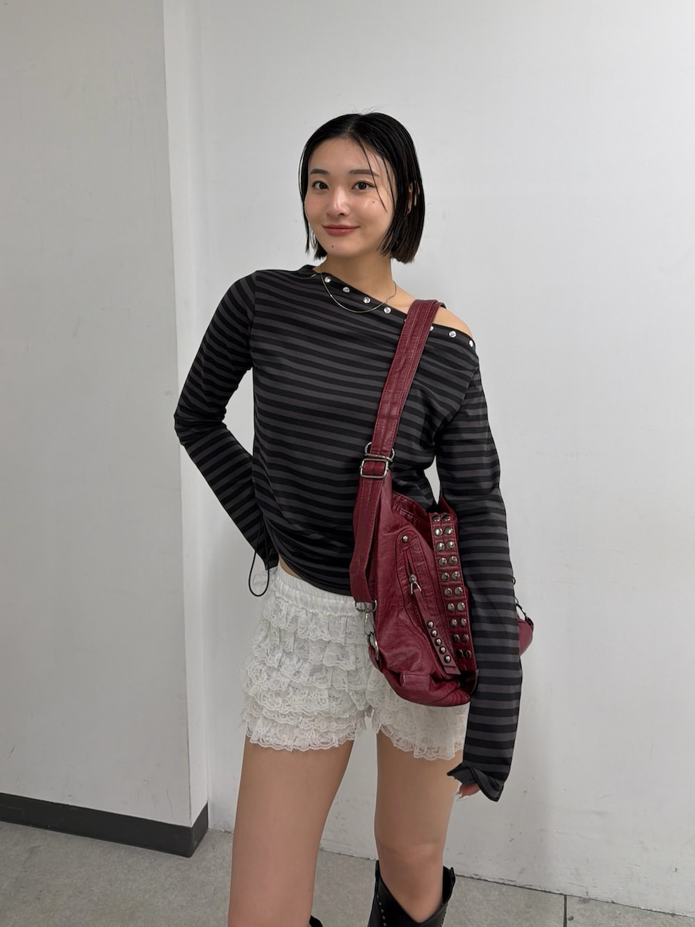 グレー系のTシャツ/カットソー、ホワイト系のその他パンツ、ブラック系のブーツを着用したレディースの春コーディネートの2枚目の写真