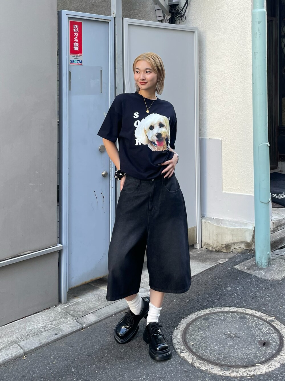 ブルー系のTシャツ/カットソー、ブラック系のデニムパンツを着用したレディースの夏コーディネートの2枚目の写真