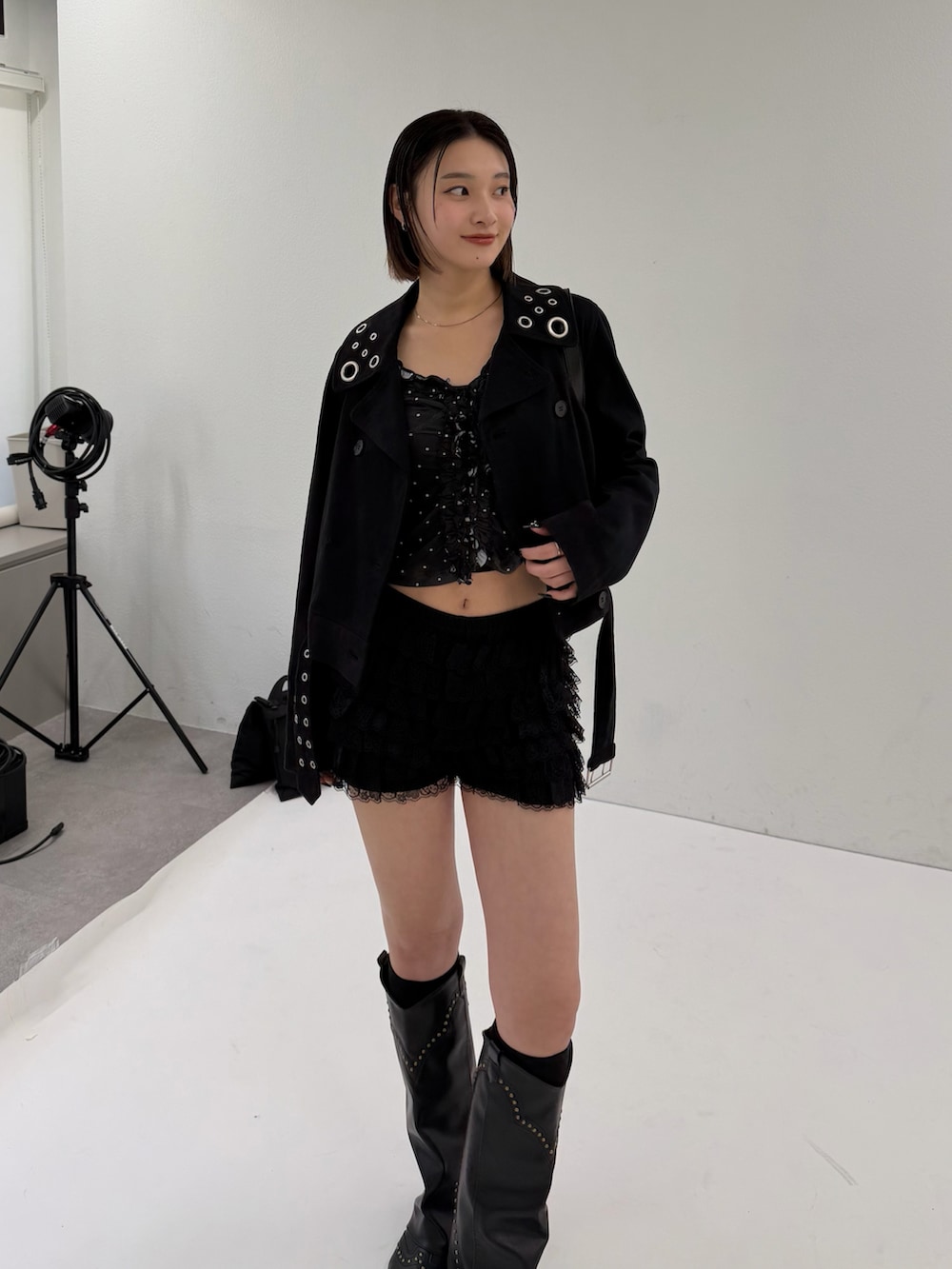 ブラック系のピーコート、ブラック系のタンクトップ、ブラック系のその他パンツを着用したレディースの春コーディネートの2枚目の写真