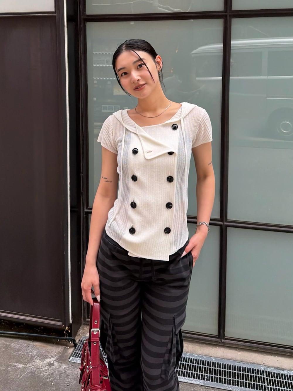 ホワイト系のパーカー、グレー系のその他パンツ、ブラック系のパンプスを着用したレディースの夏コーディネートの2枚目の写真