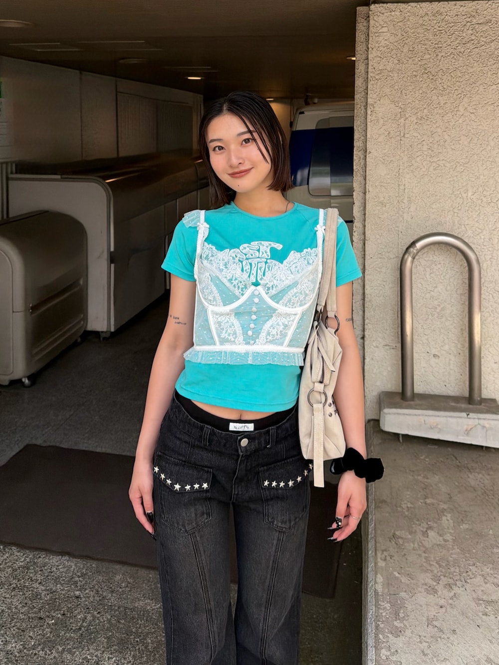グリーン系のTシャツ/カットソー、ホワイト系のその他トップス、ホワイト系のショルダーバッグを着用したレディースの春コーディネートの2枚目の写真