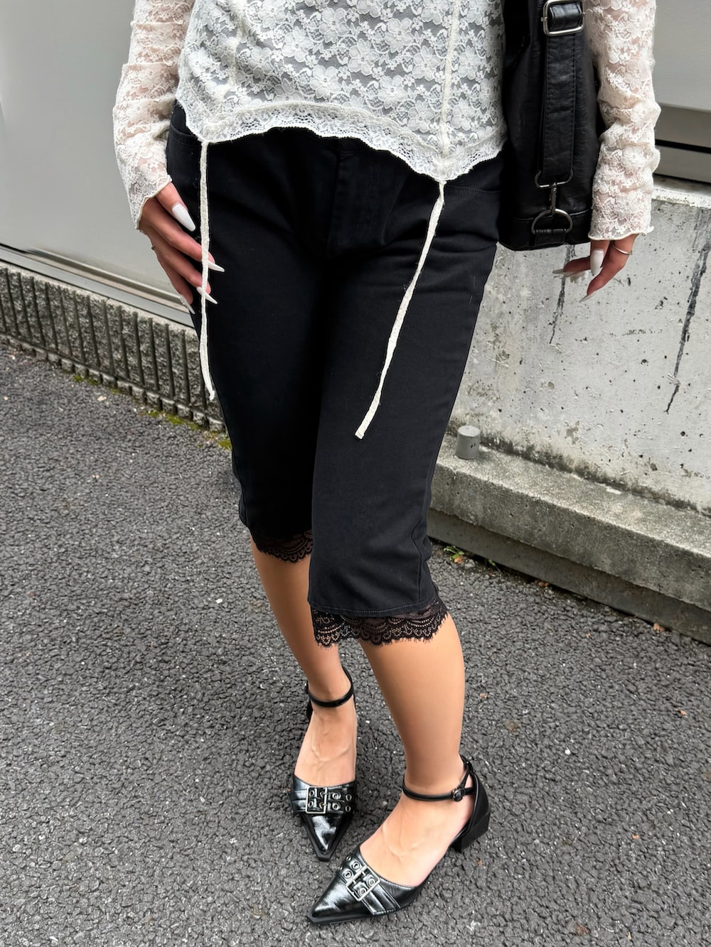 ホワイト系のTシャツ/カットソー、ブラック系のその他パンツ、ブラック系のパンプスを着用したレディースの夏コーディネートの3枚目の写真