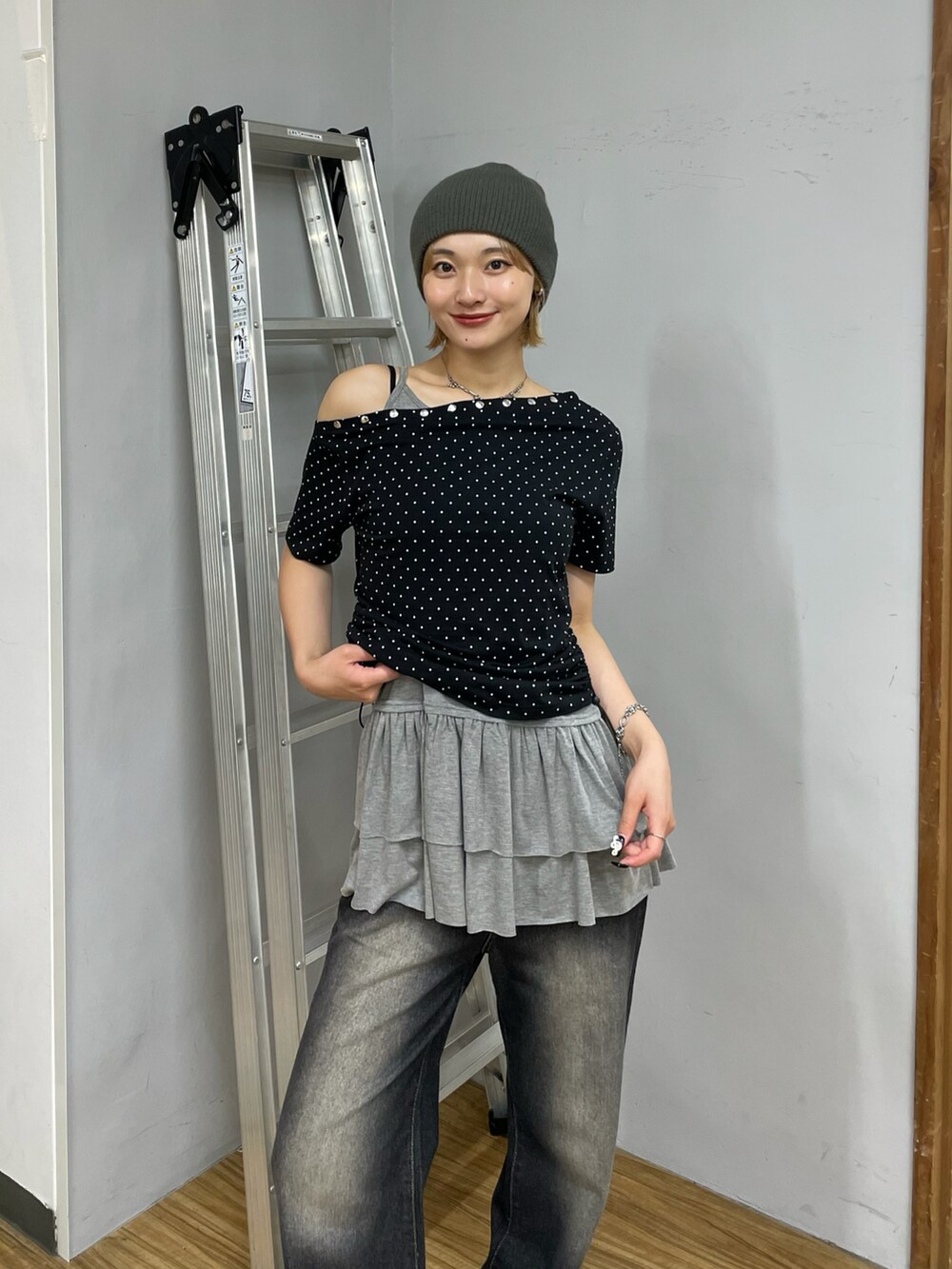 ブラック系のTシャツ/カットソー、グレー系のチュニック、ブラック系のデニムパンツを着用したレディースの夏コーディネートの3枚目の写真