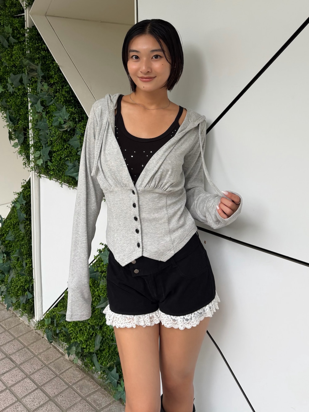 グレー系のTシャツ/カットソー、ブラック系のその他パンツ、ブラック系のブーツを着用したレディースの秋コーディネートの2枚目の写真