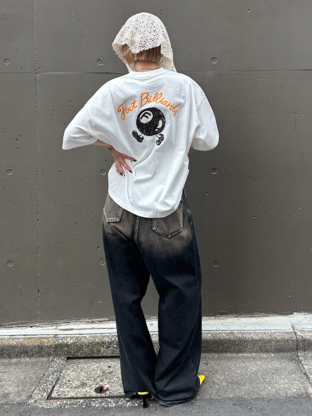 ブルー系のデニムパンツ、イエロー系のパンプス、ホワイト系のTシャツ/カットソーを着用したレディースの春コーディネートの2枚目の写真