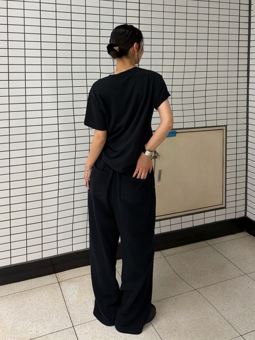 ブラック系のTシャツ/カットソー、ブラック系のスウェットパンツを着用したレディースの夏コーディネートの2枚目の写真