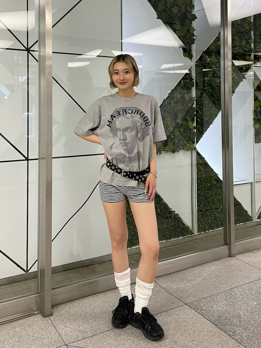 グレー系のTシャツ/カットソー、ホワイト系のその他パンツを着用したレディースの春コーディネートの2枚目の写真
