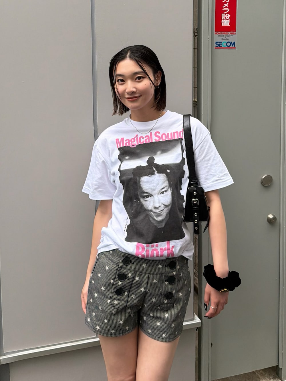 ホワイト系のTシャツ/カットソー、ブラック系のその他パンツ、ブラック系のショルダーバッグを着用したレディースの春コーディネートの2枚目の写真