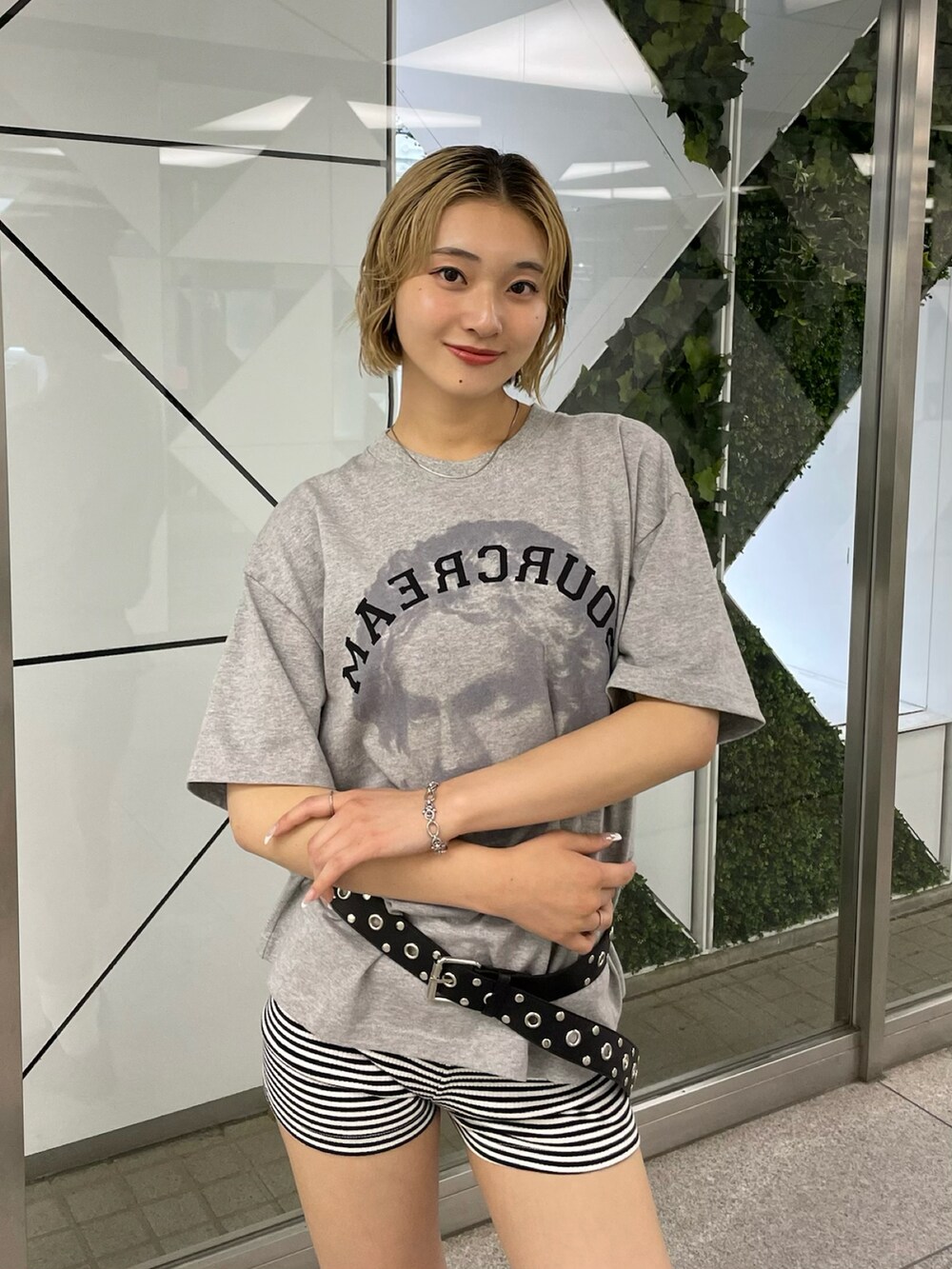 グレー系のTシャツ/カットソー、ホワイト系のその他パンツを着用したレディースの春コーディネートの4枚目の写真