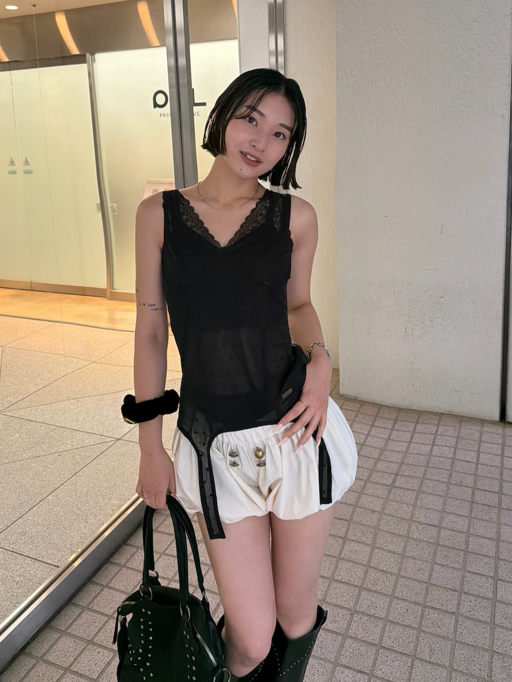 ブラック系のキャミソール、ブラック系のシャツ/ブラウス、ホワイト系のその他パンツを着用したレディースの夏コーディネートの2枚目の写真