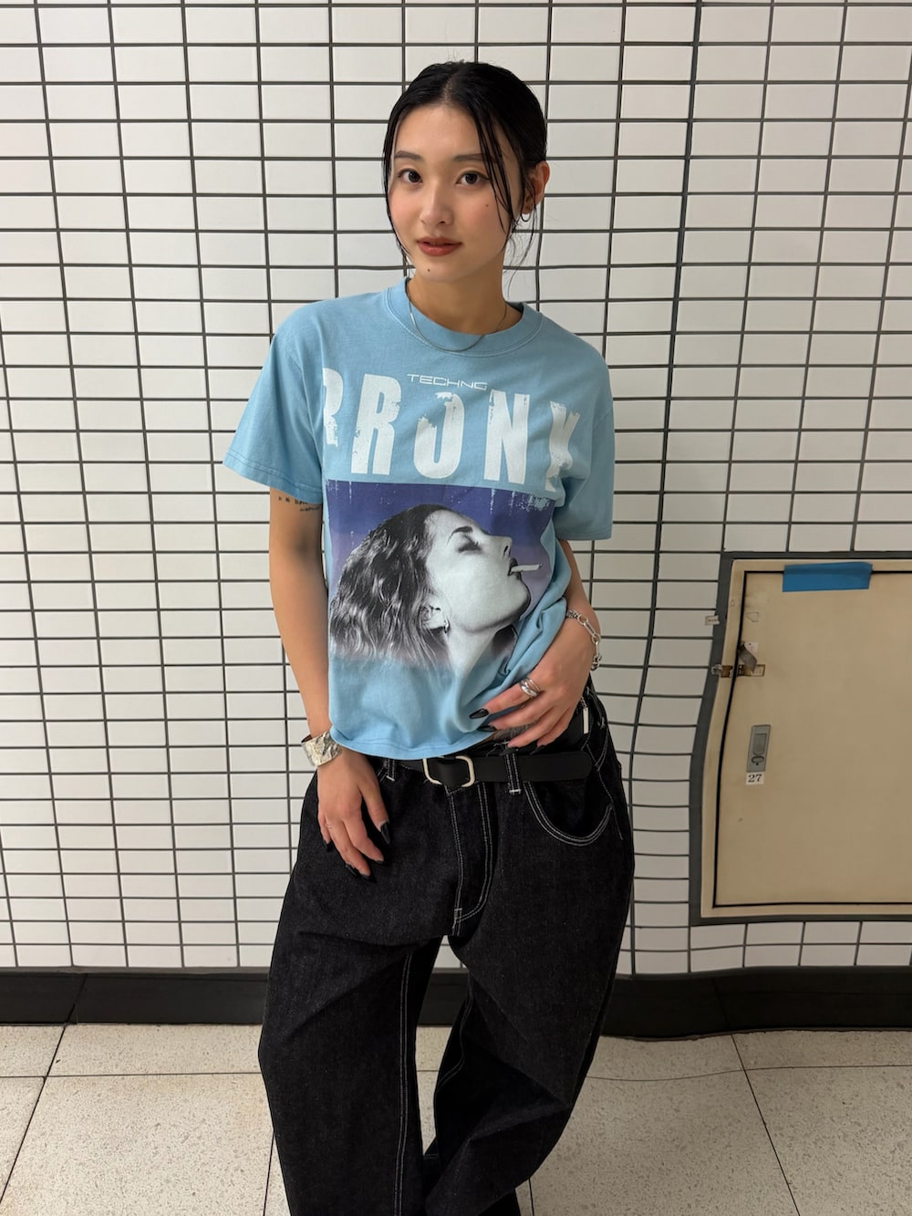 ブルー系のTシャツ/カットソー、ブラック系のデニムパンツを着用したレディースの夏コーディネートの4枚目の写真
